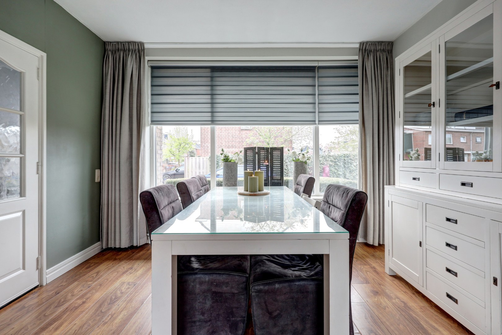 Lichte 4-kamer tussenwoning met eigen garage, 3 slaapkamers, onderhoudsvriendelijke tuin met berging en gelegen op eigen grond! 