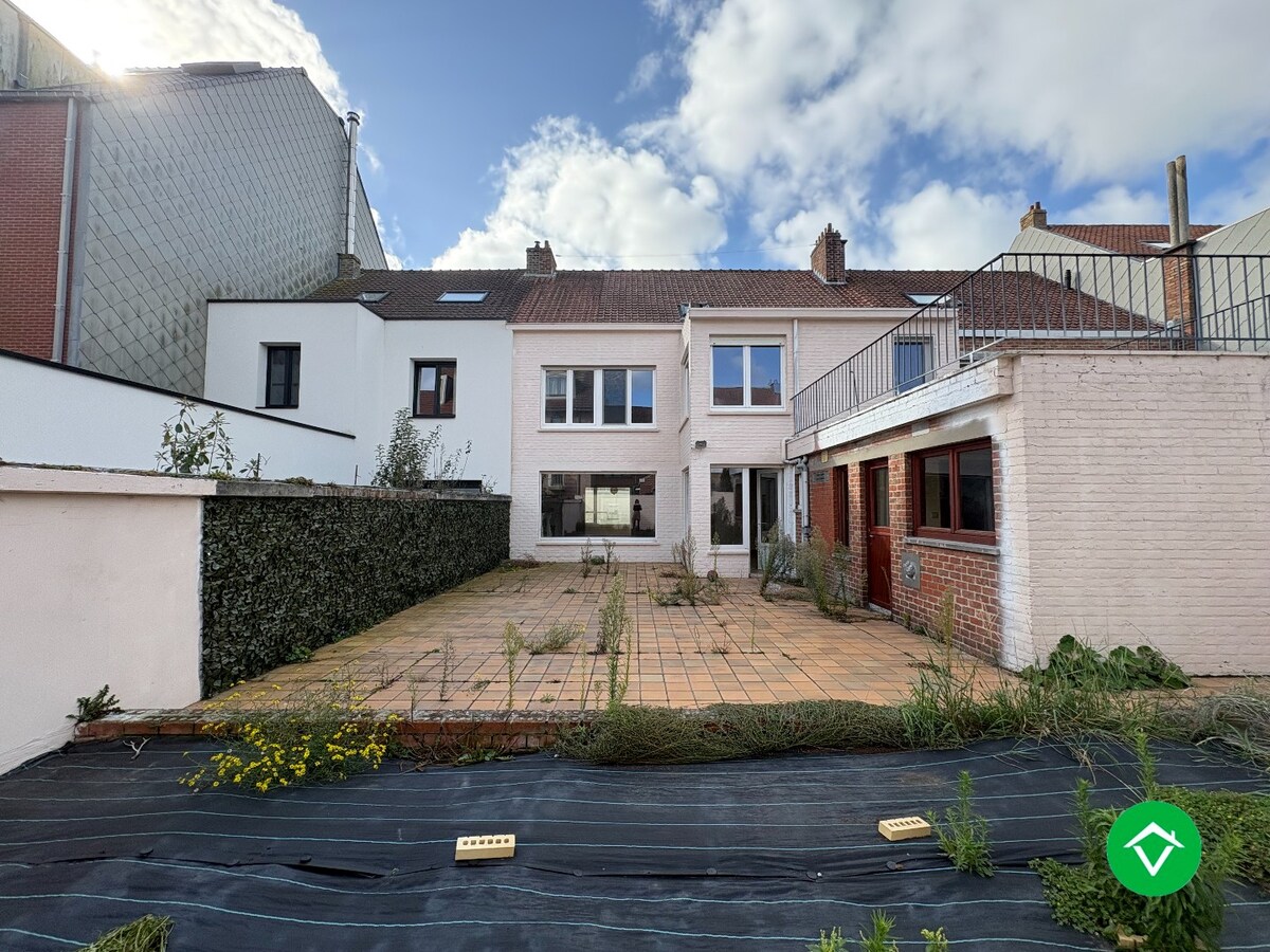 Te koop: Uniek gebouw met 2 appartementen, garage en ruime tuin – hartje Nieuwpoort-Stad 