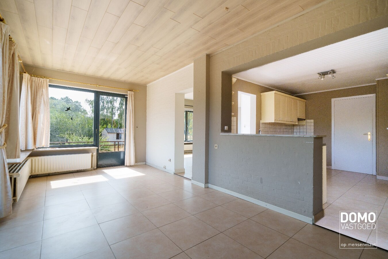 Open bebouwing met verkaveling mogelijkheden. Optioneel naastliggend perceel hooiland van 60a10ca bij aan te kopen. 