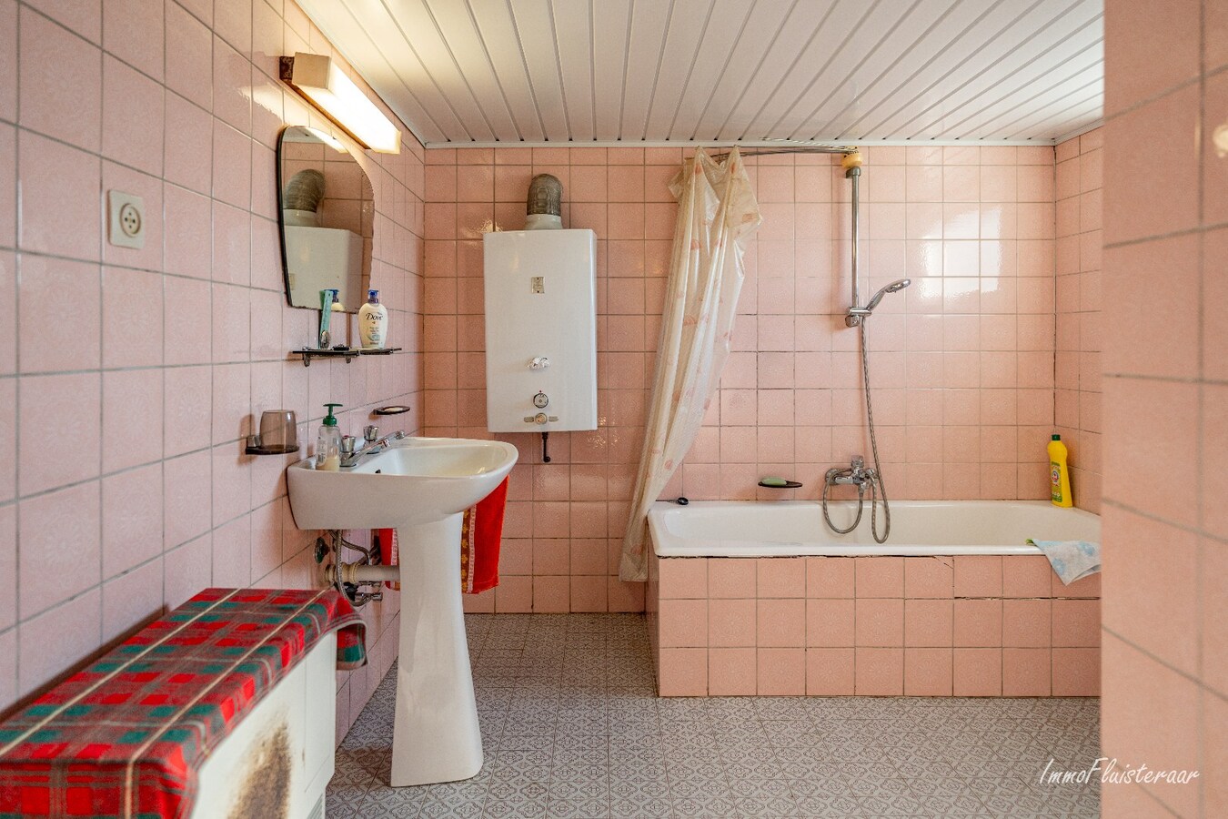 Renovated farmhouse with stables and pasture on approximately 1.7 hectares in Nazareth. 