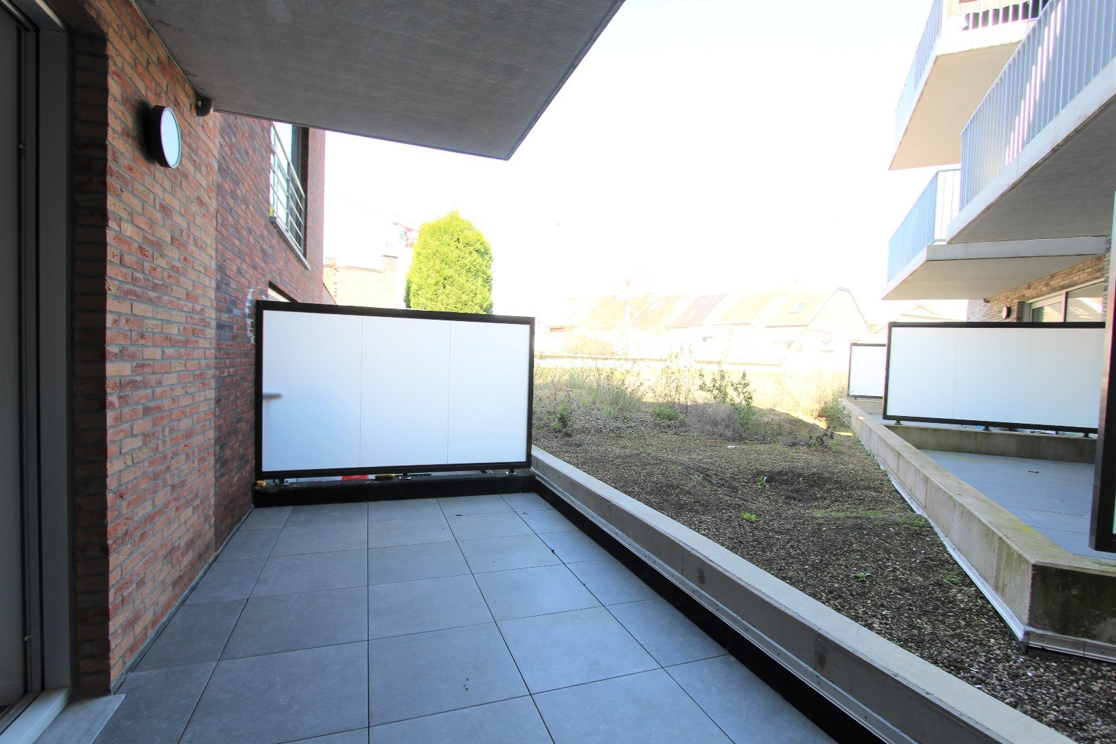 RECENT GELIJKVLOERS APPARTEMENT MET GROOT TERRAS EN AUTOSTAANPLAATS 