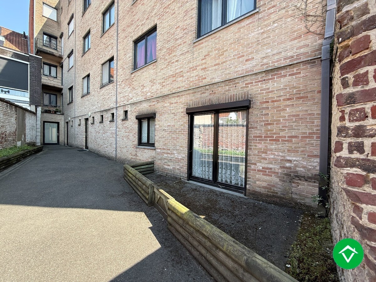 Gelijkvloers appartement met 2 slaapkamers en garage in centrum Roeselare 