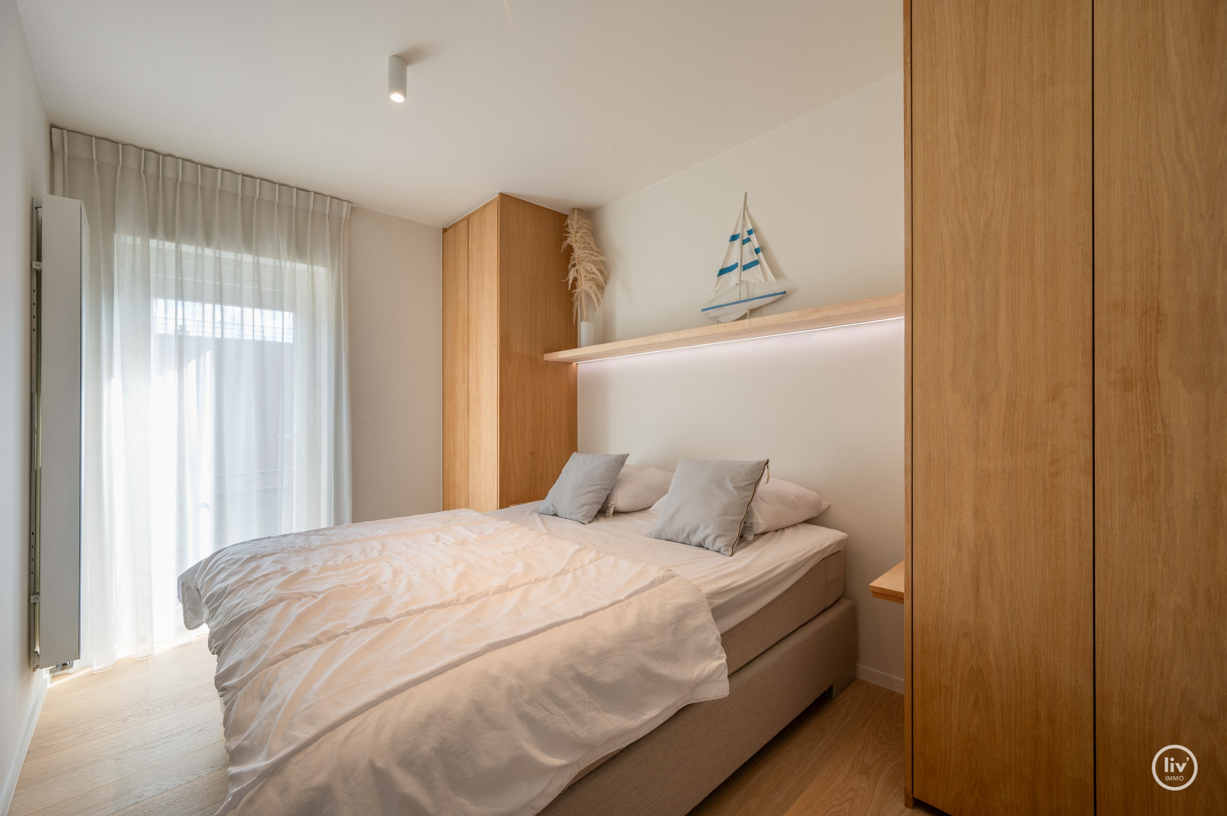 Appartement élégamment rénové avec deux chambres et deux terrasses, situé au centre de Knokke. 