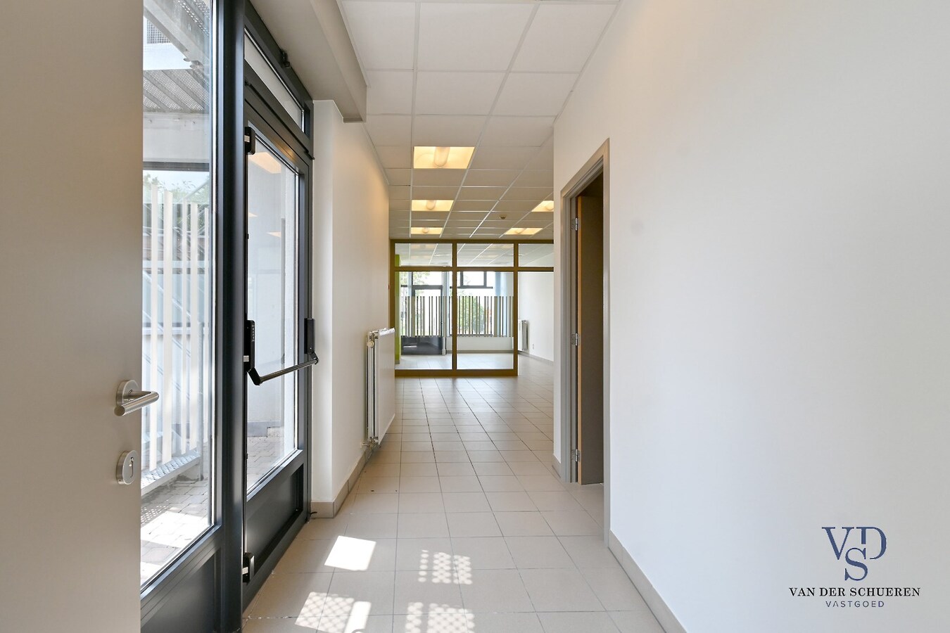 Commercieel gelijkvloers met ruime duplex en tuin. 