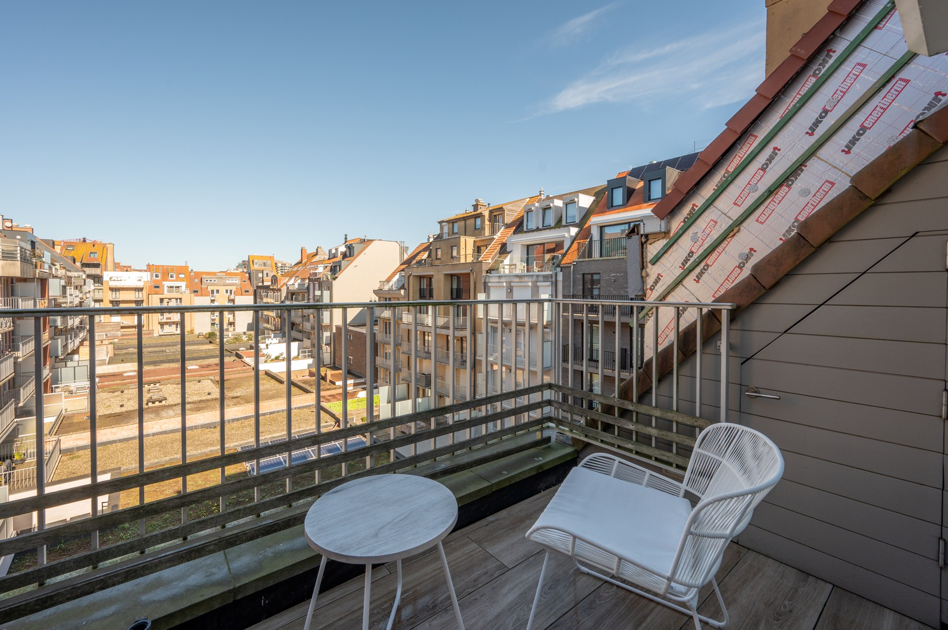 Ruim duplexappartement  in een recent gebouwde residentie in het levendige centrum van Knokke, op korte wandelafstand van het strand. 