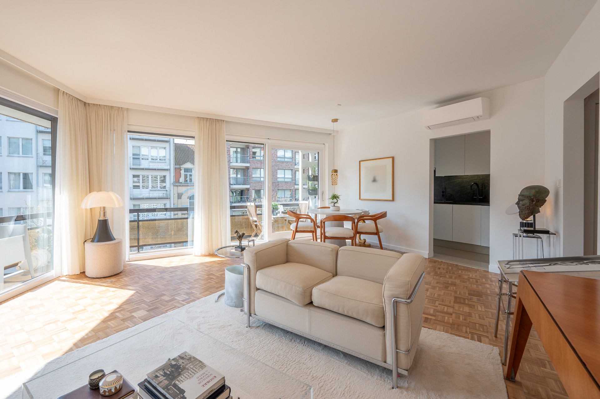 Lichtrijk hoekappartement met brede gevels centraal gelegen in Knokke. 