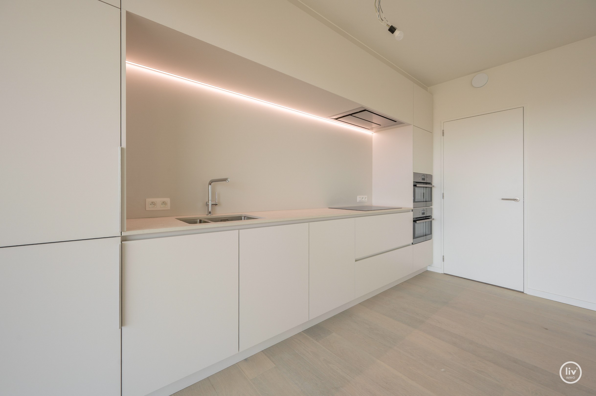 Centraal gelegen 2-kamer appartement te Res. Hoost met ruim terras genietend van zijdelings zeezicht! 