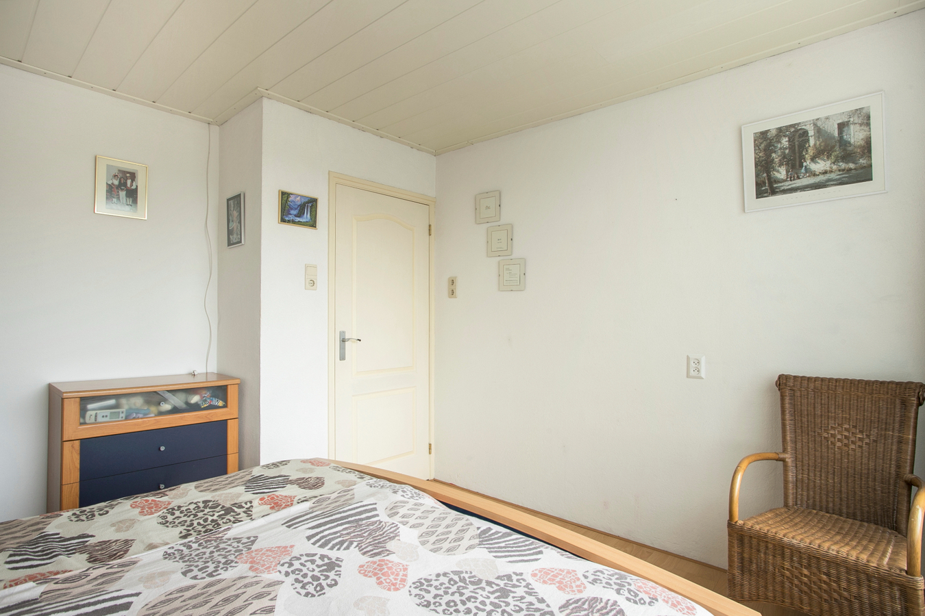 Hoekwoning met garage, carport, overkapping en bergingen gelegen op 326m2 in het centrum van Bladel. 