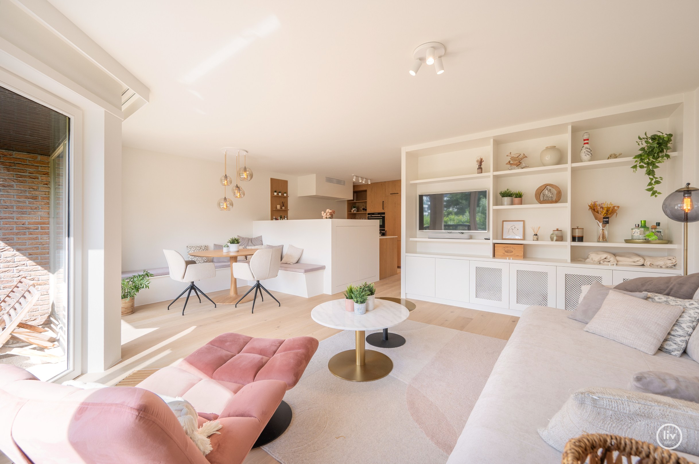 Prachtig gerenoveerd 2 slaapkamerappartement met mooie zichten over het yzerpark te Knokke. 