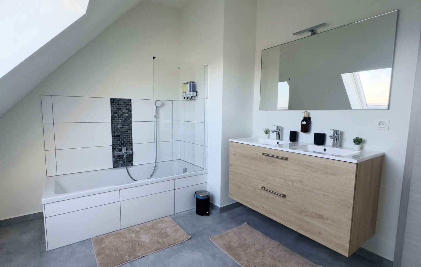 Superbe duplex meublé et lumineux, idéalement situé au pied du boulevard ! 