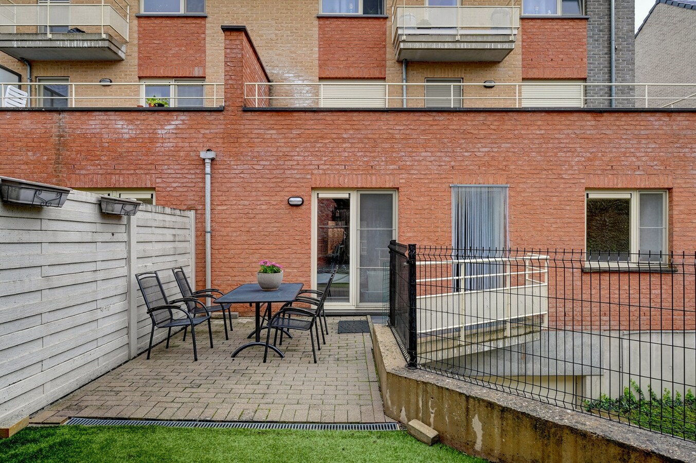 Ruim gelijkvloers appartement met 3 slaapkamers en 2 terrassen 
