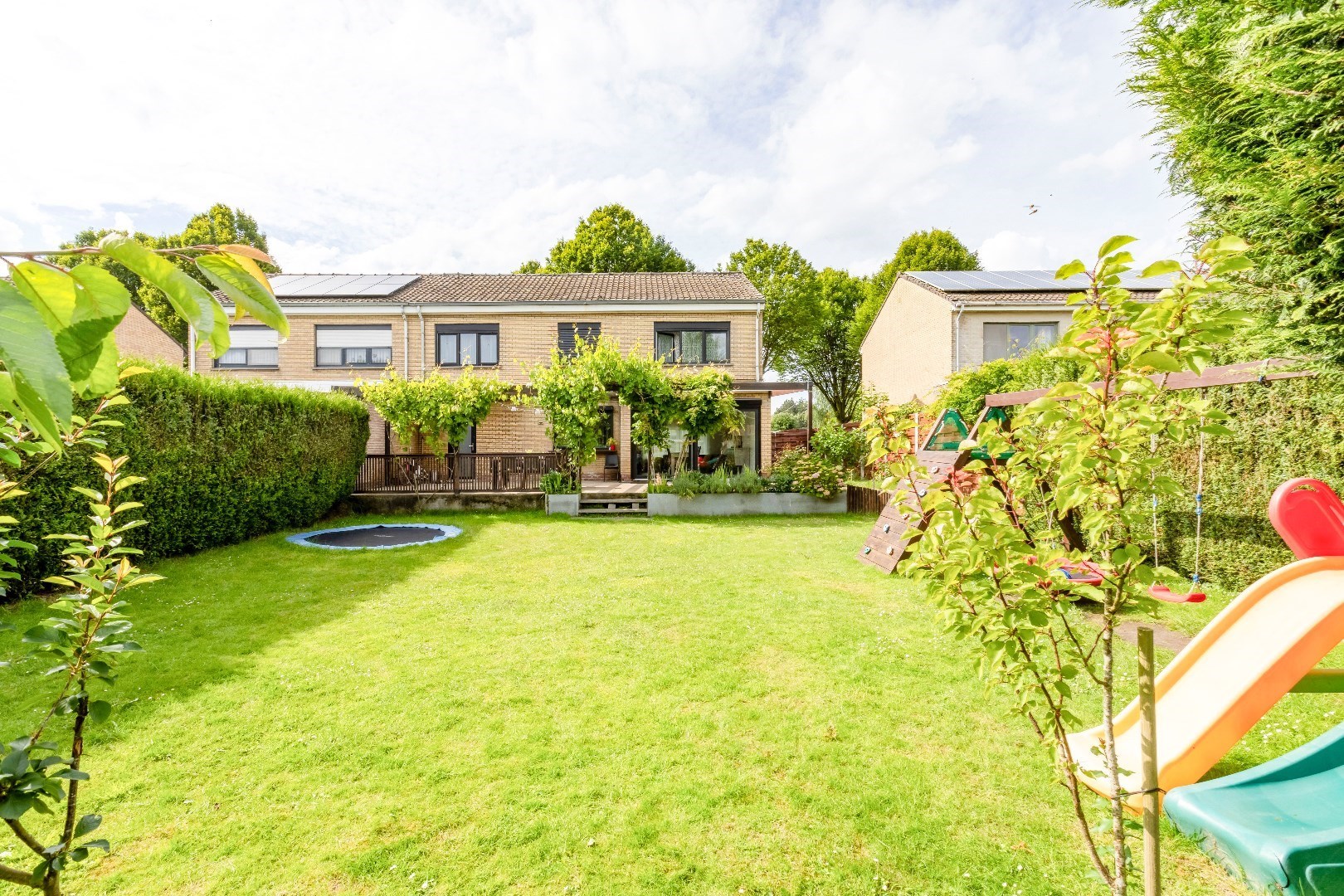 Gerenoveerde gezinswoning met 4 slpks en aangename tuin 