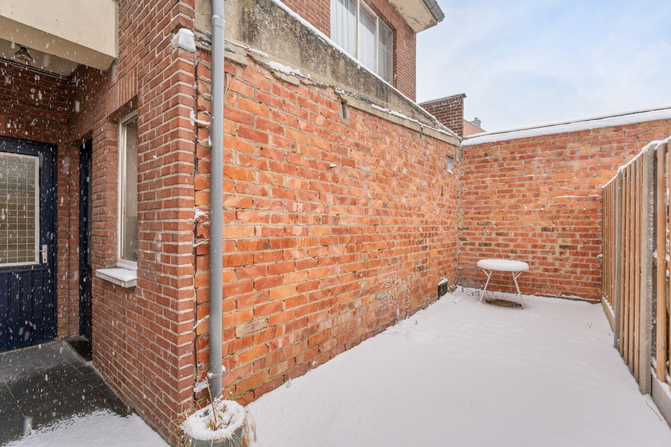 Centraal gelegen gebouw bestaande uit een handelspand op het gelijkvloers en een bovenliggend duplex-appartement! 