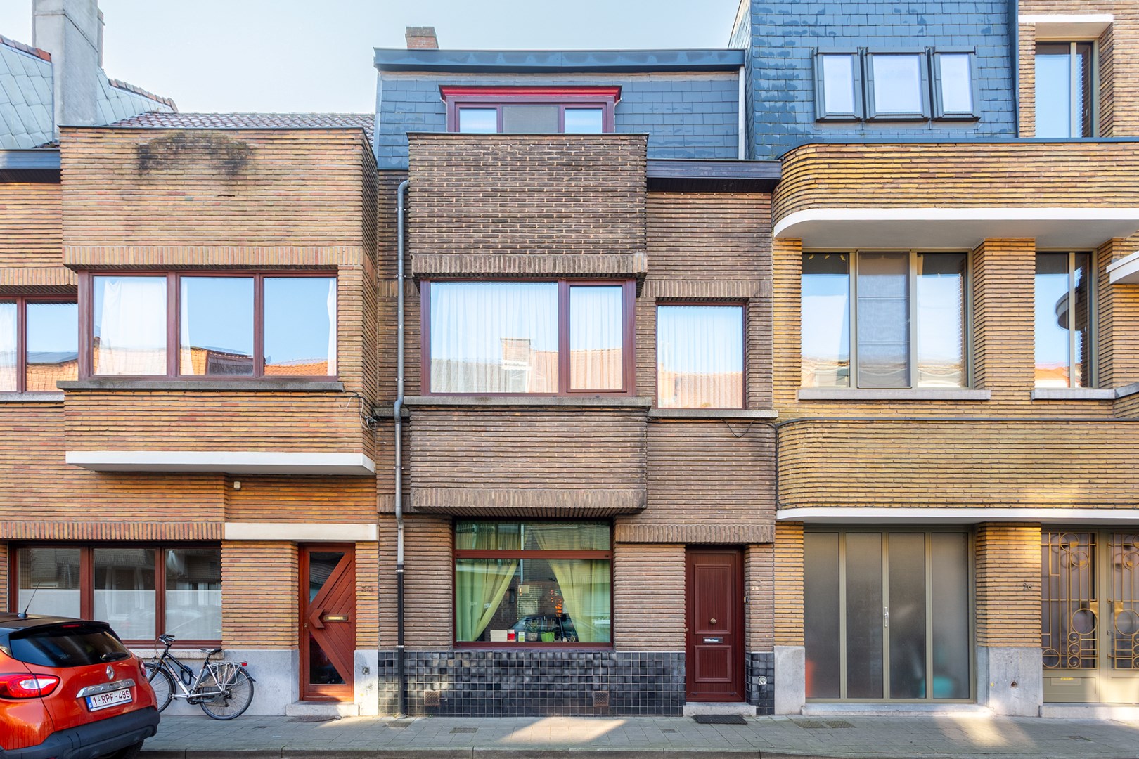Mooie en ruime Interbellum woning met 4 slaapkamers vlakbij het Rozebroekenpark 