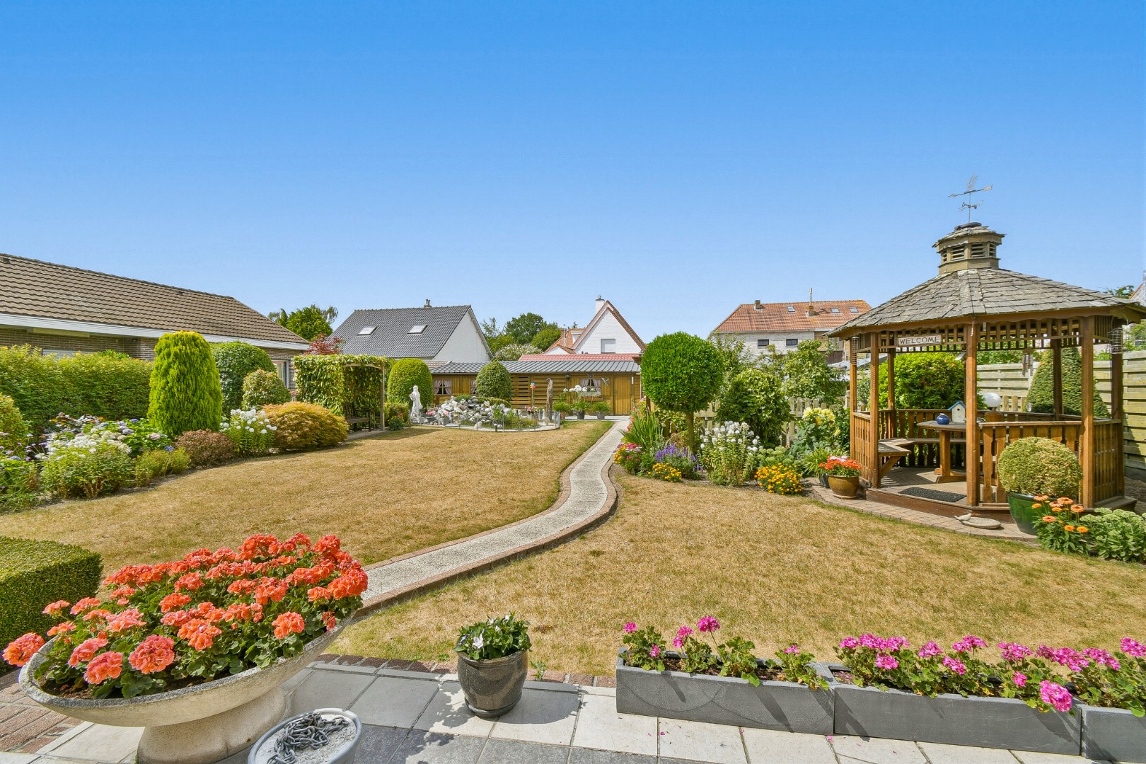Alleenstaande villa op ruim perceel van 854 m2 in rustige woonwijk te Gistel 