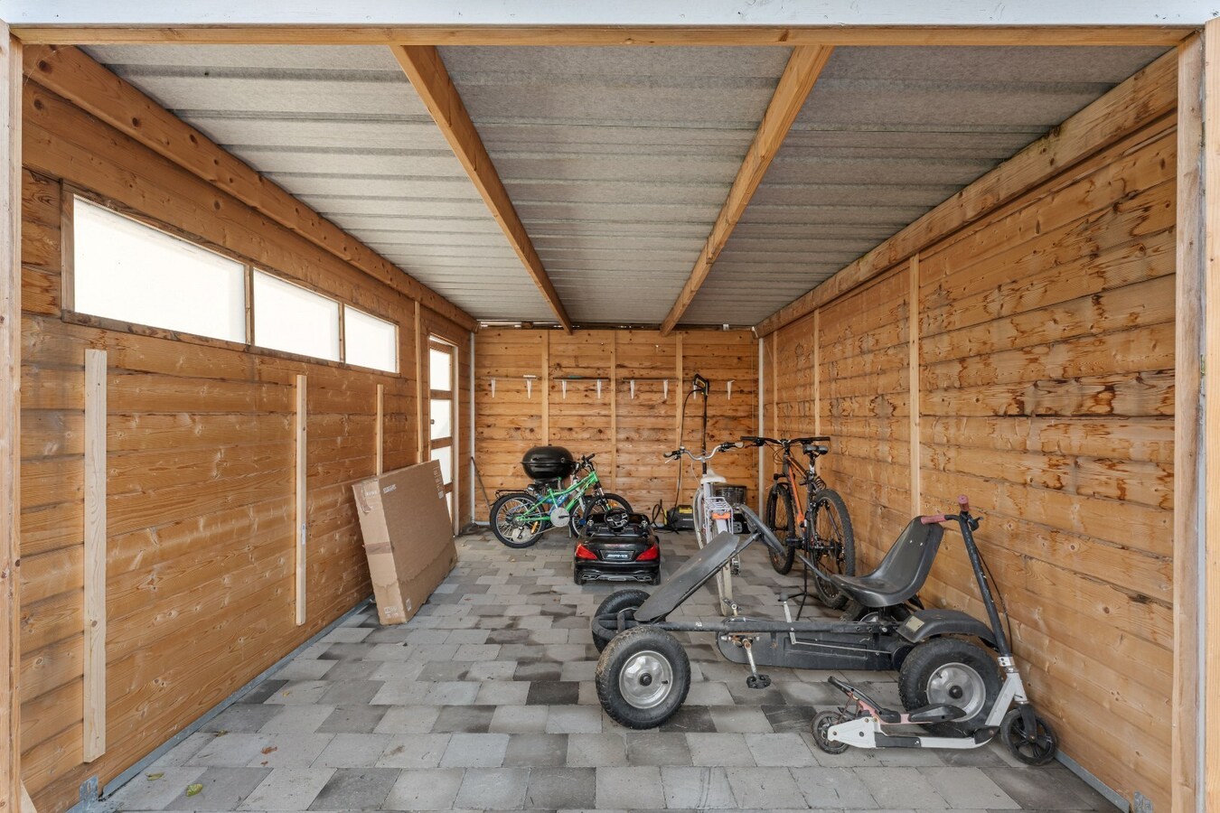 Duurzame gezinswoning met hedendaags energiecomfort, 3 slpk, ruim terras, tuin en achterliggende garage,. 