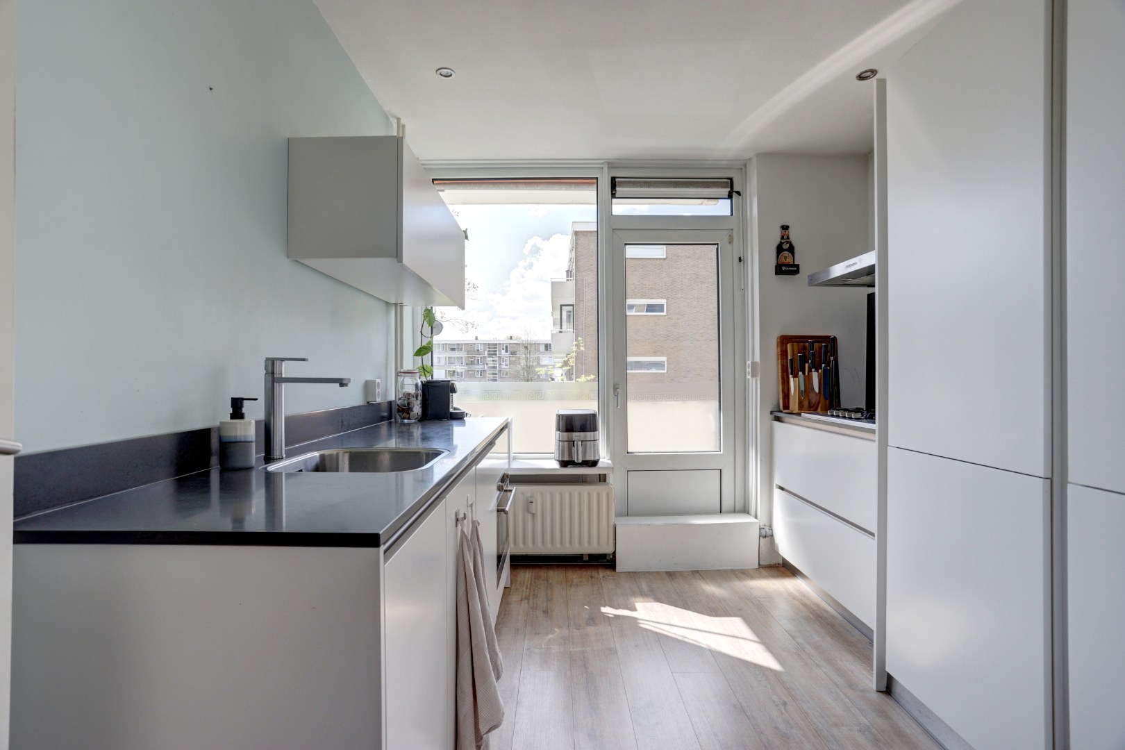 Instapklaar 3-kamer appartement op de 1e verdieping met keurige keuken en badkamer, 2 balkons, berging in de onderbouw en is gelegen op eigen grond. 