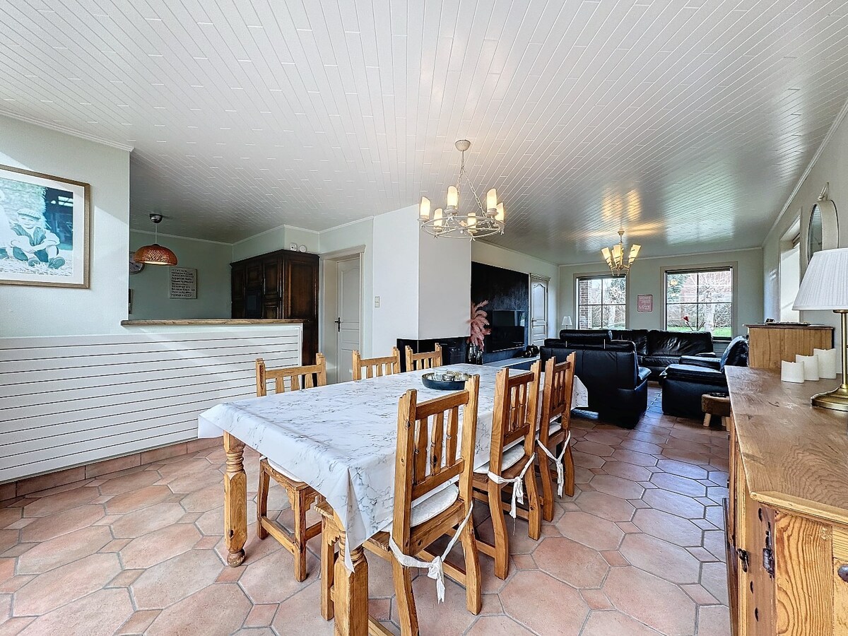 Ruime open bebouwing in landelijke stijl te Zottegem 