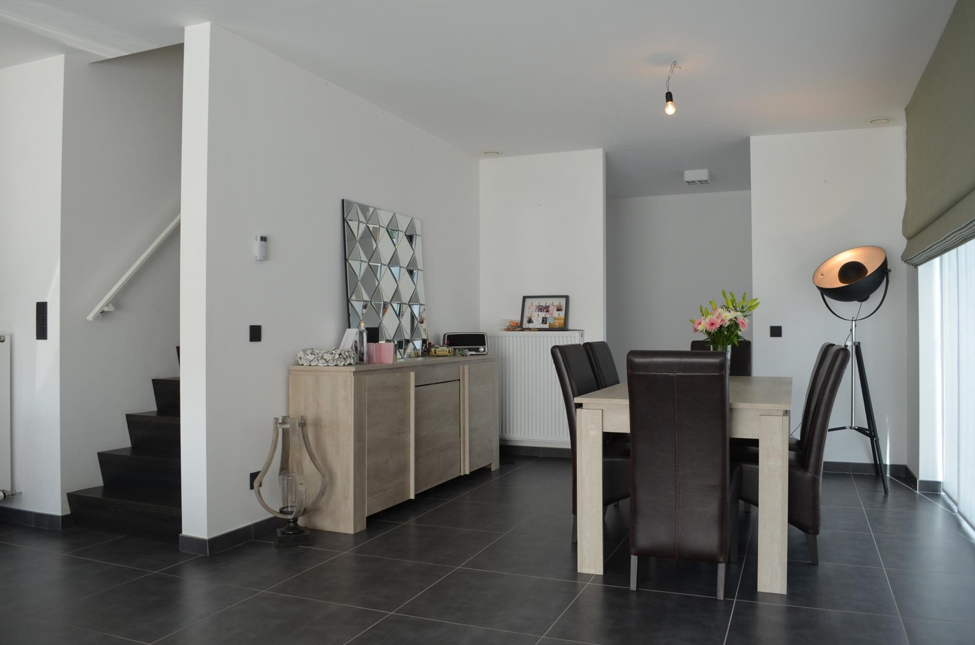 Recente halfopen bebouwing met 4 slpks en tuin te Maldegem 