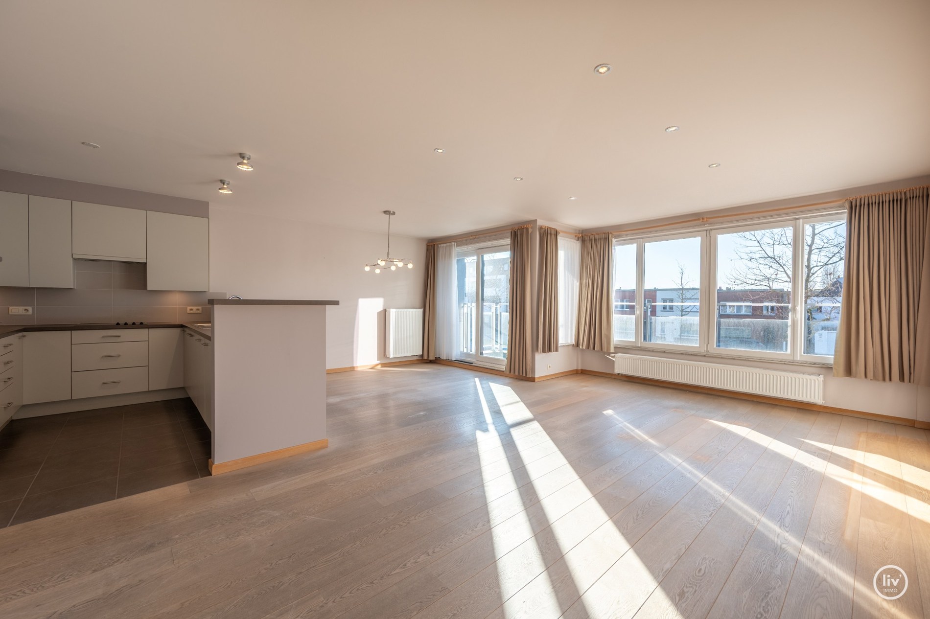 Centraal gelegen 2 slaapkamer appartement met ruime terrassen in een recent gebouwde residentie (met mog. tot aankoop van inpandige garage) 