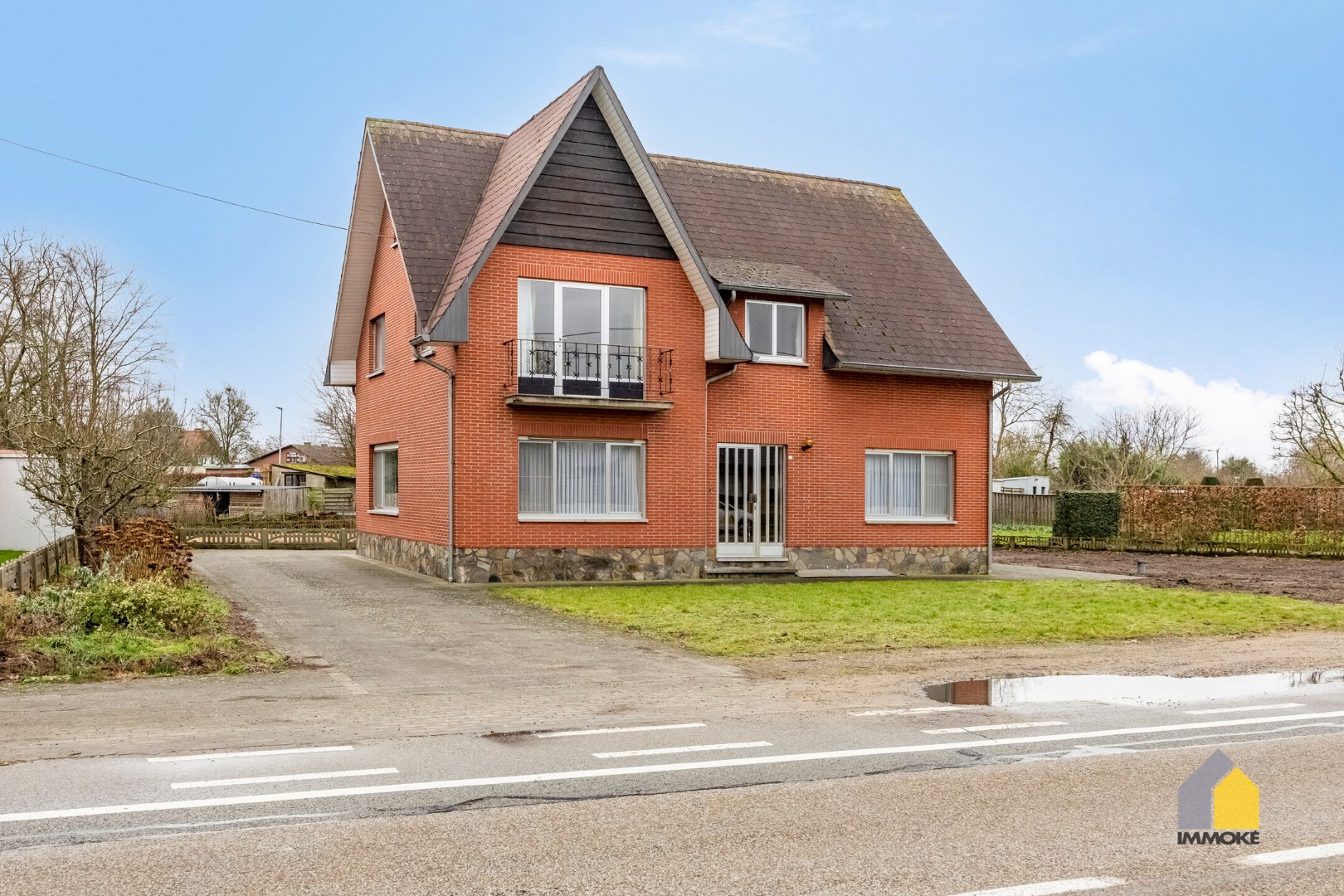 Neeroeteren: Op te frissen, vrijstaande woning op 8 a 26 ca met 5 slpks. 