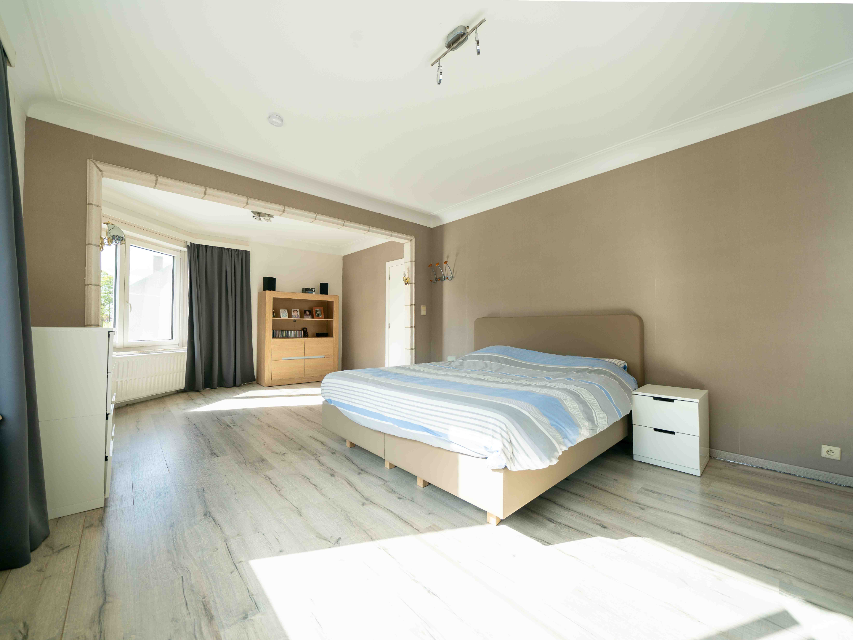 Zeer ruime gezinswoning met 4 slaapkamers en bureel 