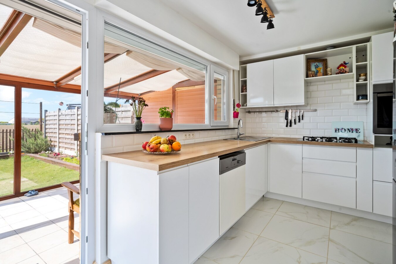 Prachtig gelegen halfopen woning met garage en prachtige landelijke verzichten. 