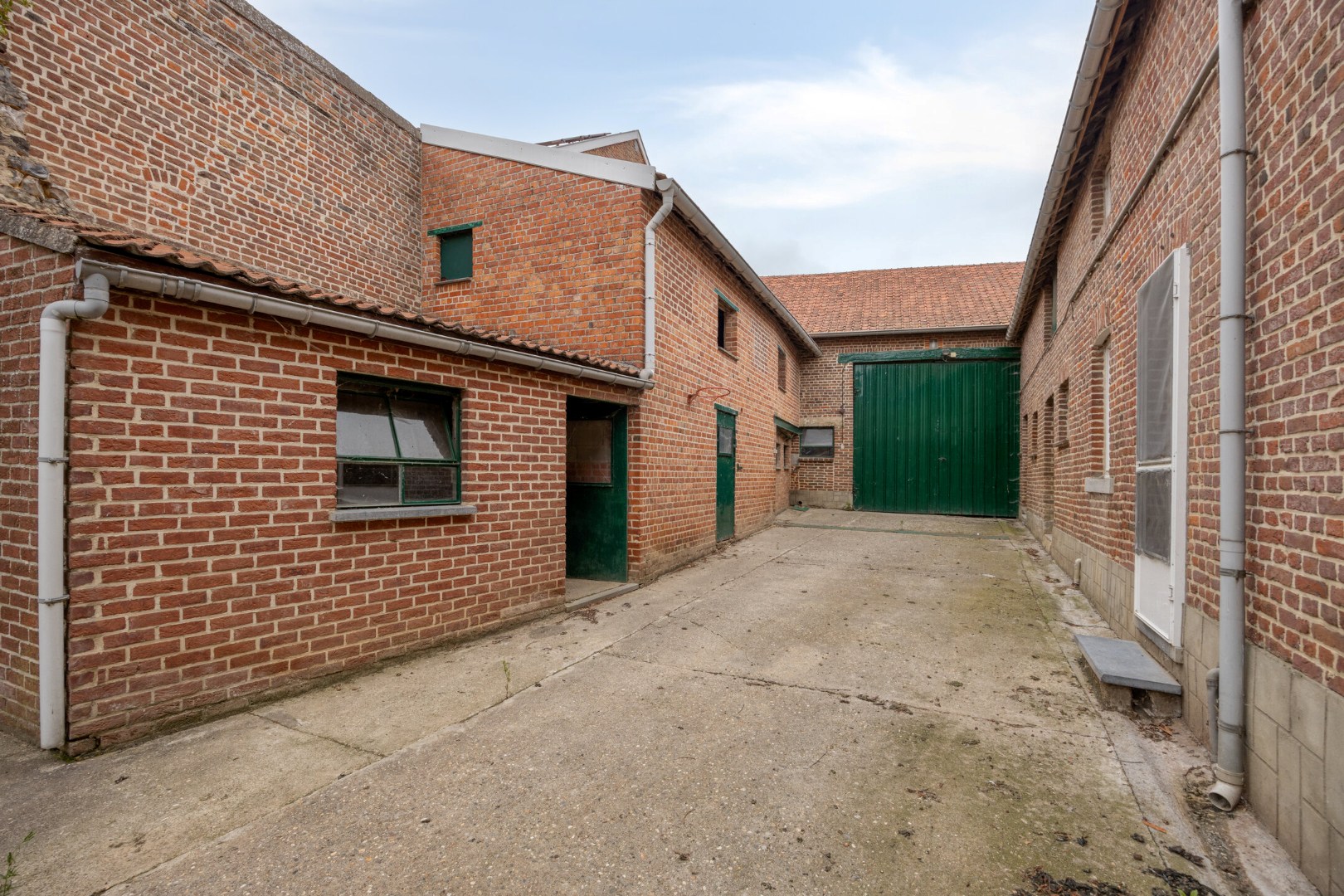 Hoevewoning met binnenkoer, stallingen en grote opslagruimte 