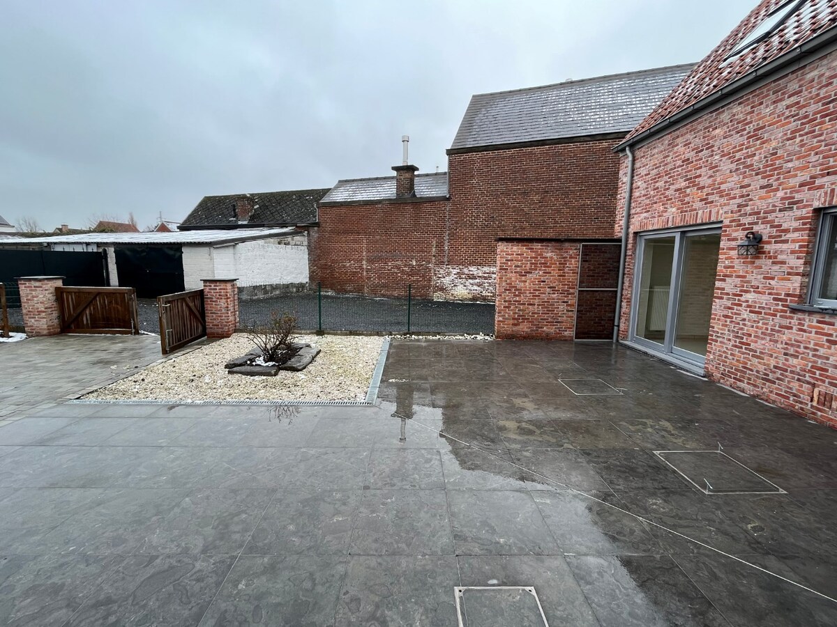 Bijzonder ruime, praktisch ingedeelde gezinswoning 