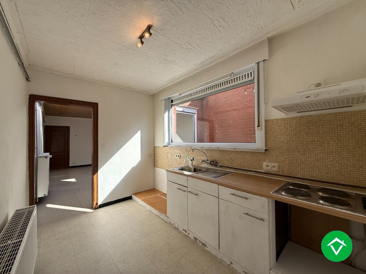 Instapklare rijwoning met 2 slaapkamers, zolder en koer in centrum Roeselare 