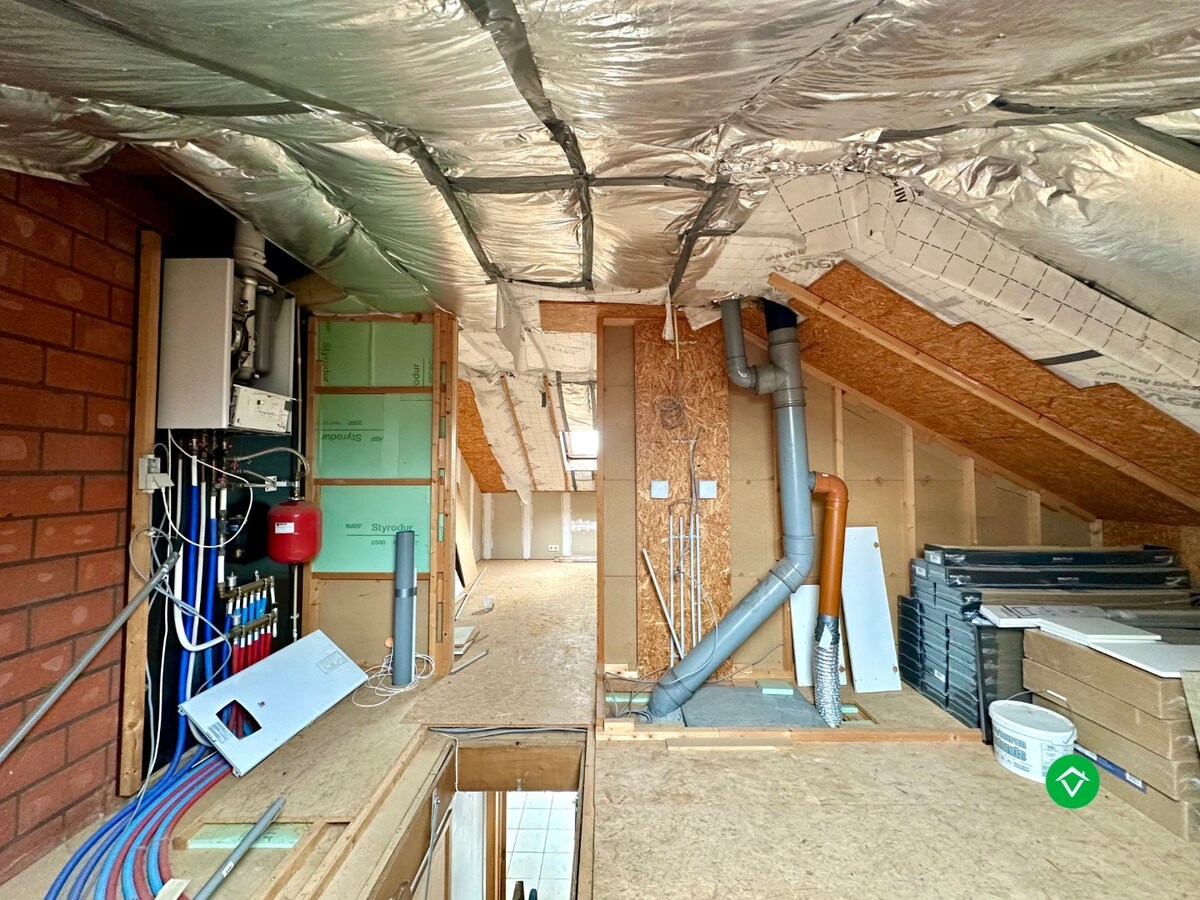 Ruim duplexappartement met terras en garage nabij centrum Roeselare 