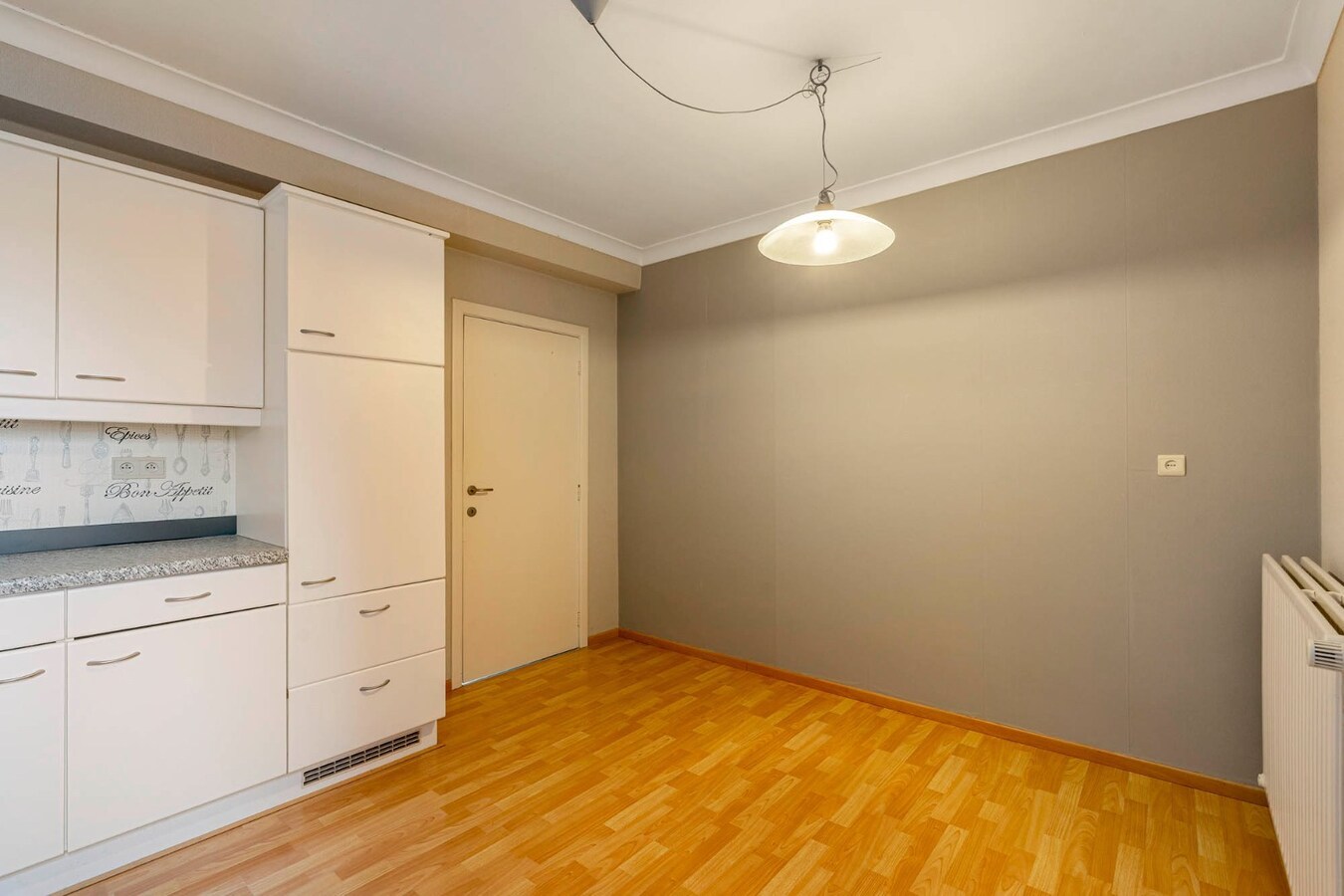 Comfortabel, zeer ruim appartement met 4 slaapkamers, terras en garage in het centrum van Neeroeteren! 