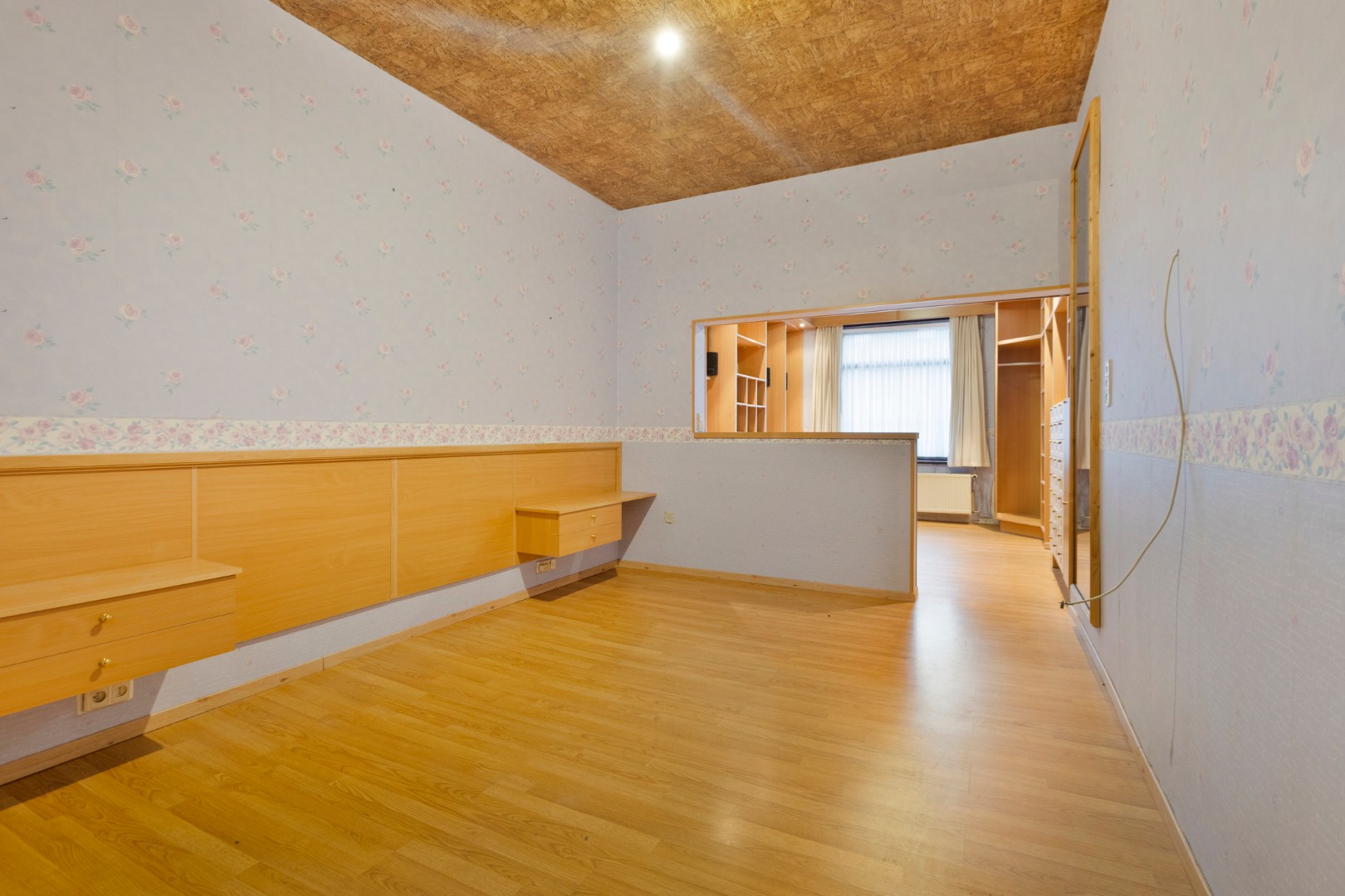 Gezinswoning met 6 slpk. en ruime garage op perceel van 1233m² te Leopoldsburg 