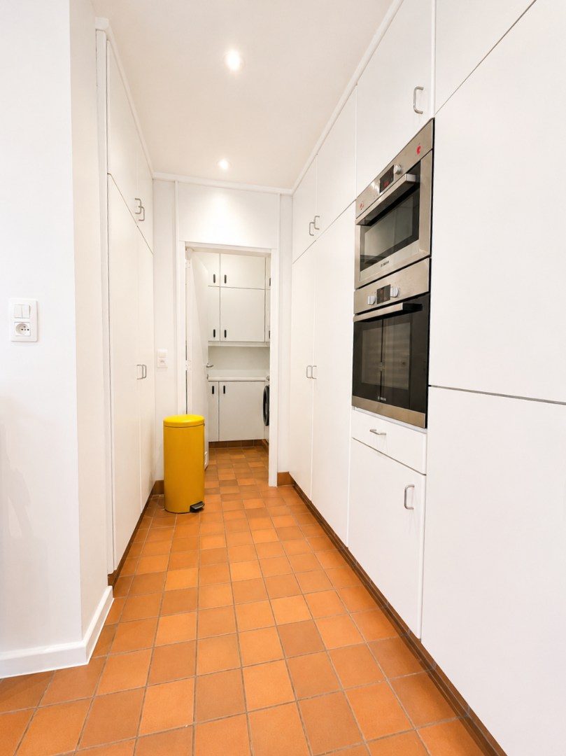 Gerenoveerde halfopen bebouwing met 4 slaapkamers, bureau, tuin en garage in Brasschaat 