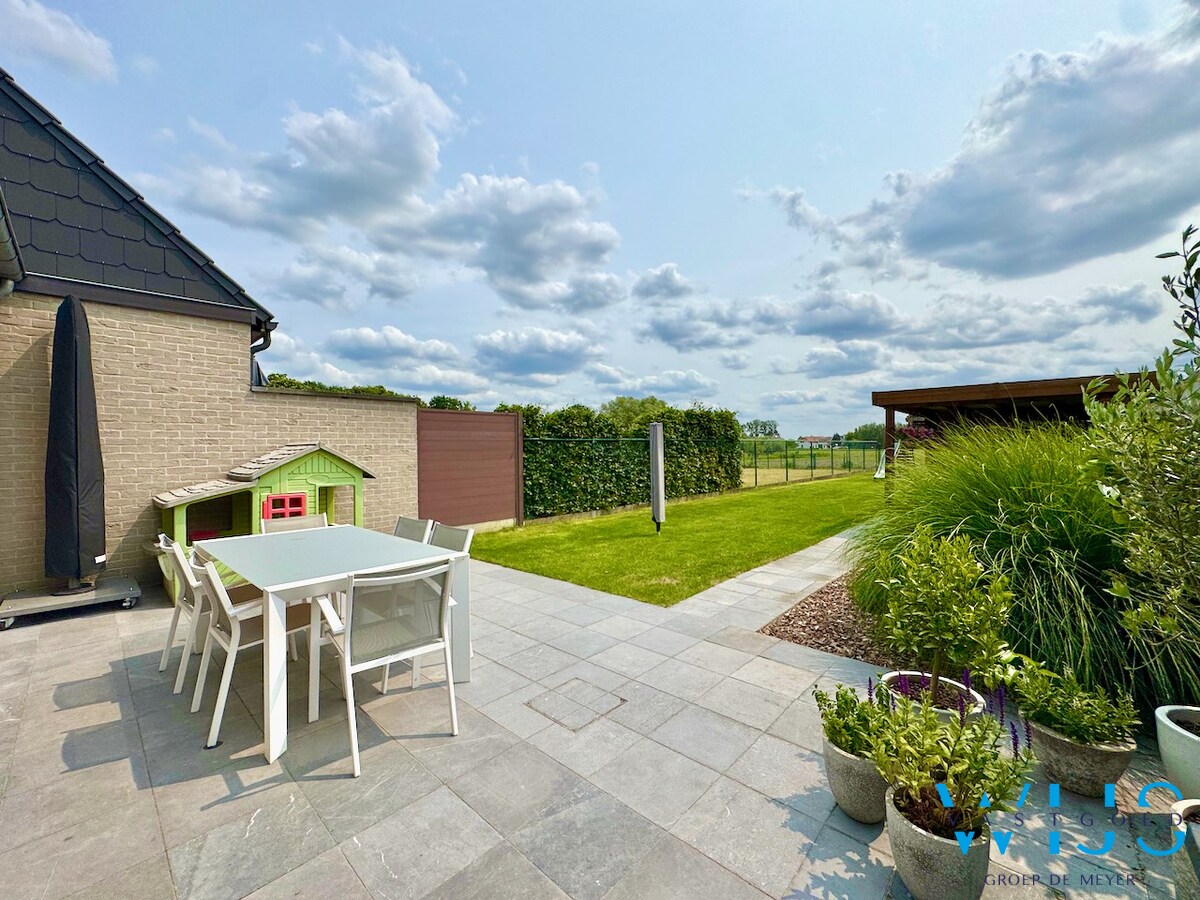 INSTAPKLAAR woonhuis met ZUIDgerichte tuin te Boekhoute ! 