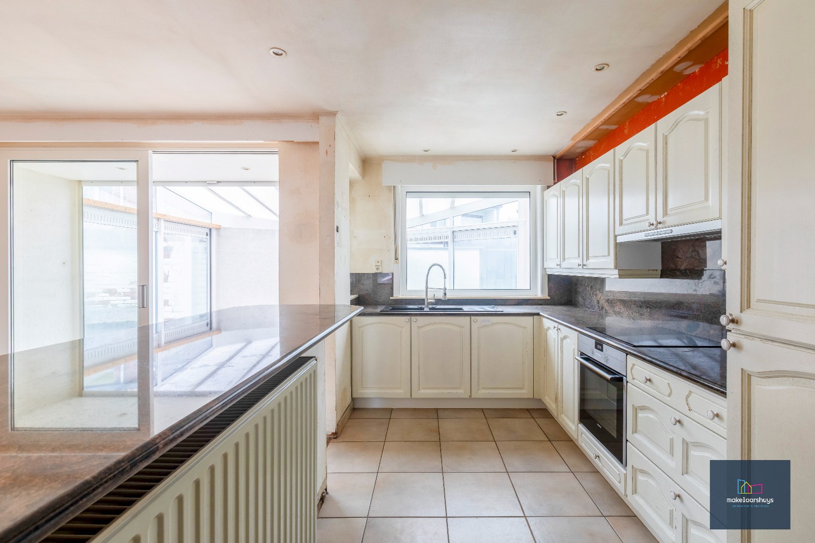 Te renoveren HOB met garage in Mariakerke 