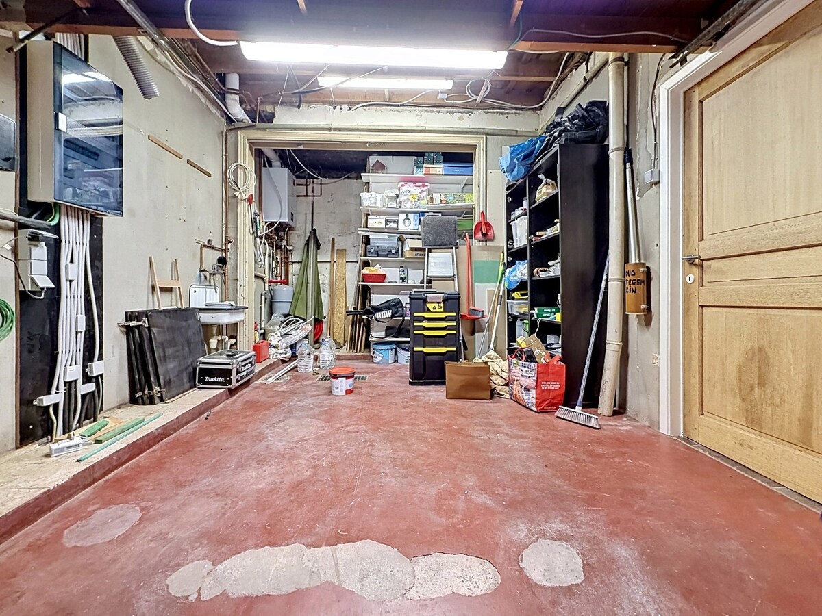 Karaktervolle woning met garage en grote tuin te centrum Zottegem 