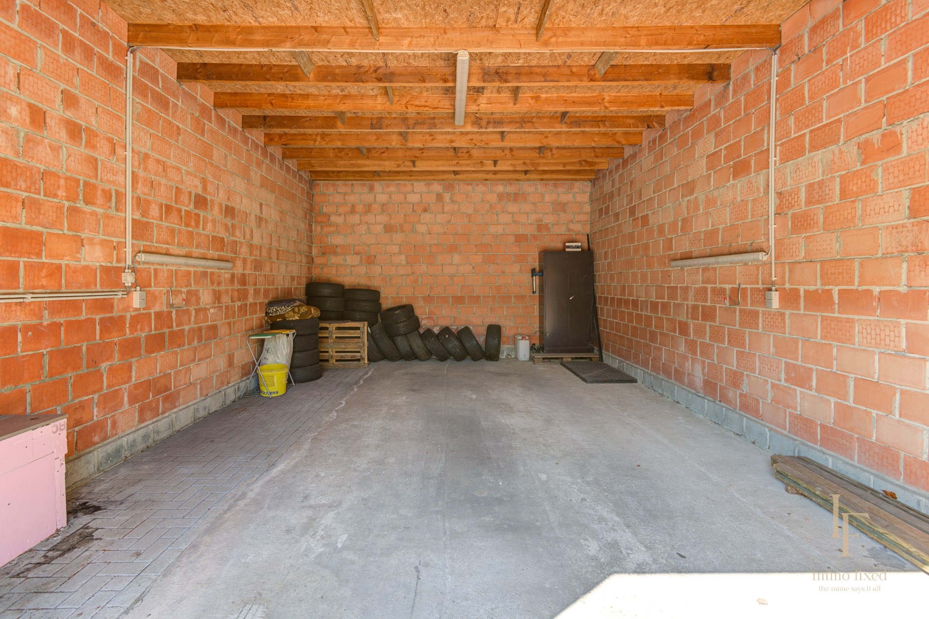 Villa met magazijn, garagebox en 12+ parkeerplaatsen te Kontich! 