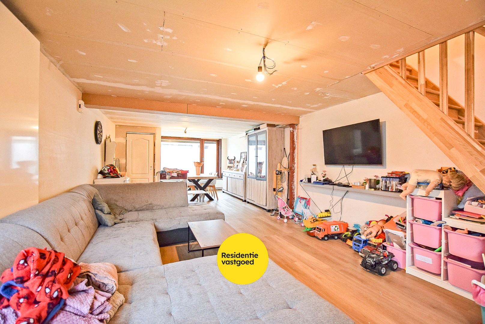 Ruime woning met uitbreidingsmogelijkheden en loods in groot Alveringem. 