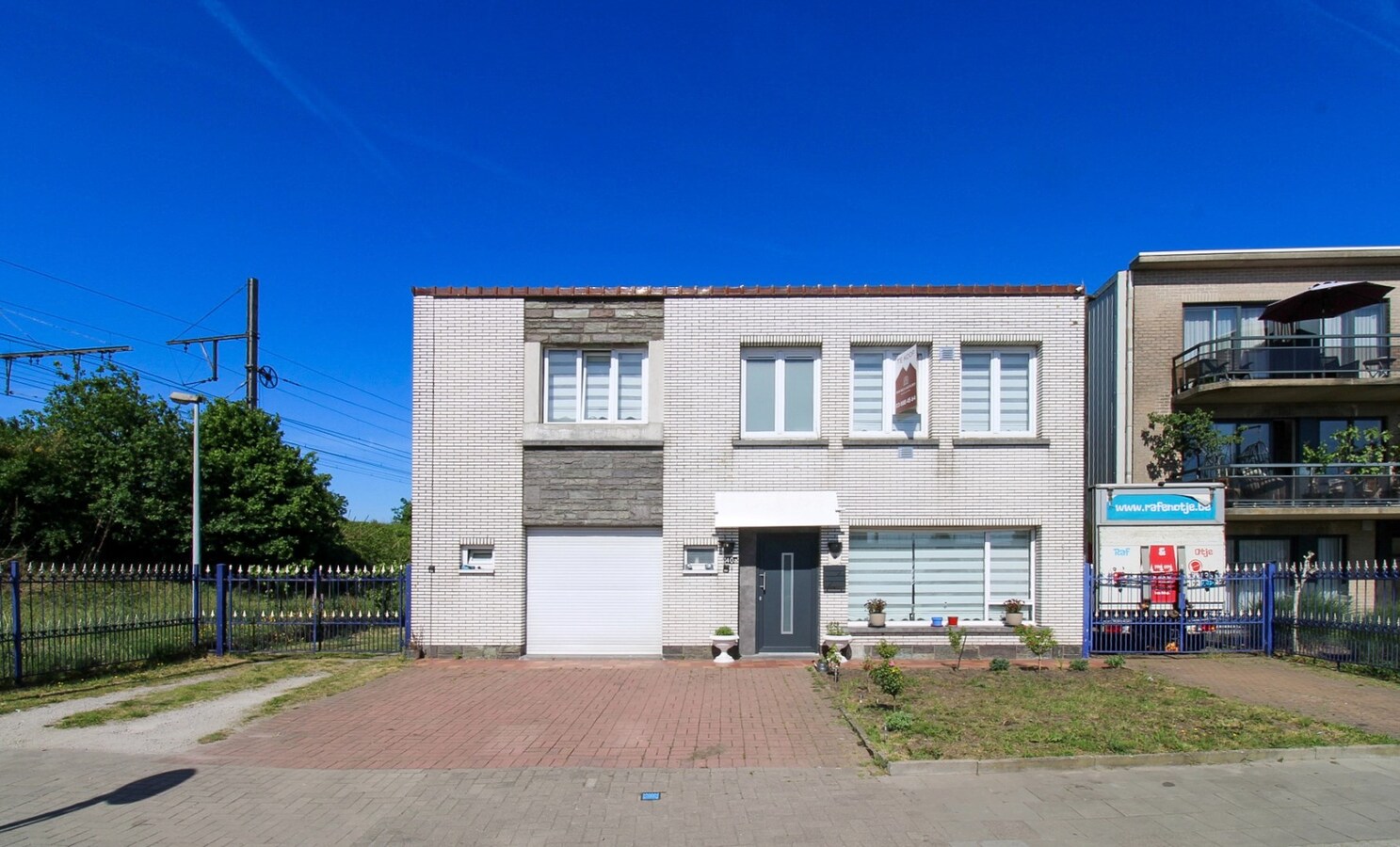Te koop in Sint-Niklaas: ruime halfopen bebouwing met 4 slaapkamers, dubbele oprit en een grote, uitgestrekte zuidgerichte tuin – ideaal voor gezinnen! 