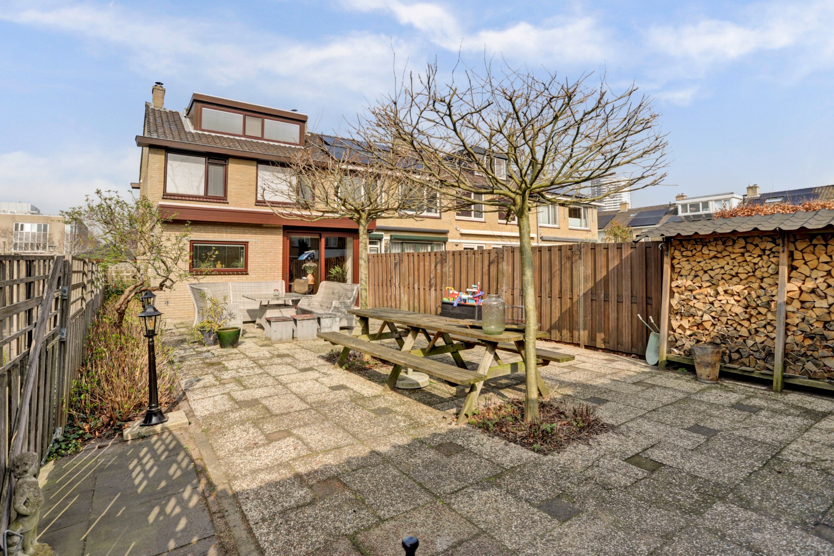Ruime uitgebouwde 6-kamer hoekwoning met kunststofkozijnen, dakkapellen, grote tuin en eigen grond. 