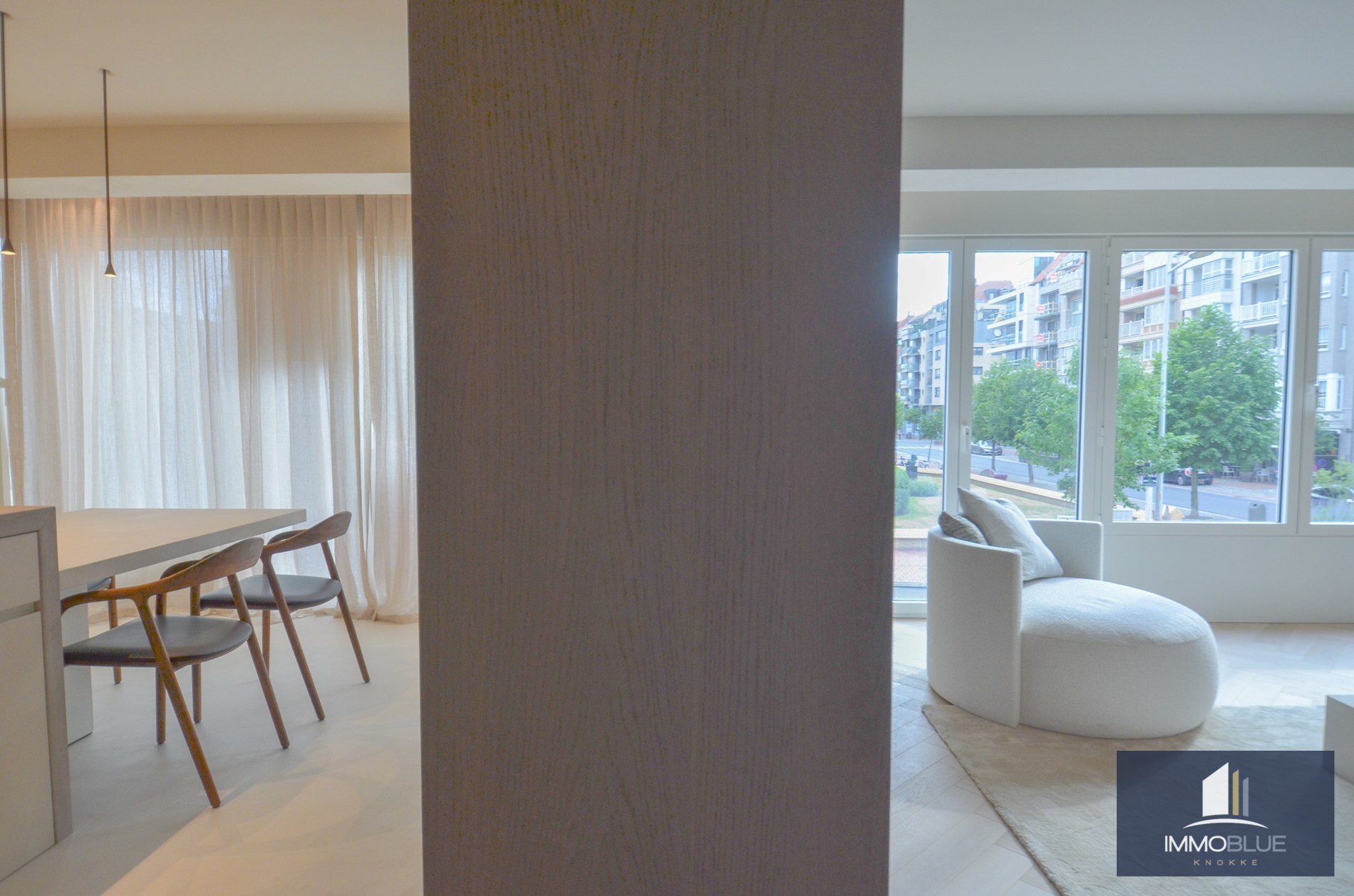 Uitzonderlijk, tijdloos volledig gerenoveerd appartement met een open zicht . 