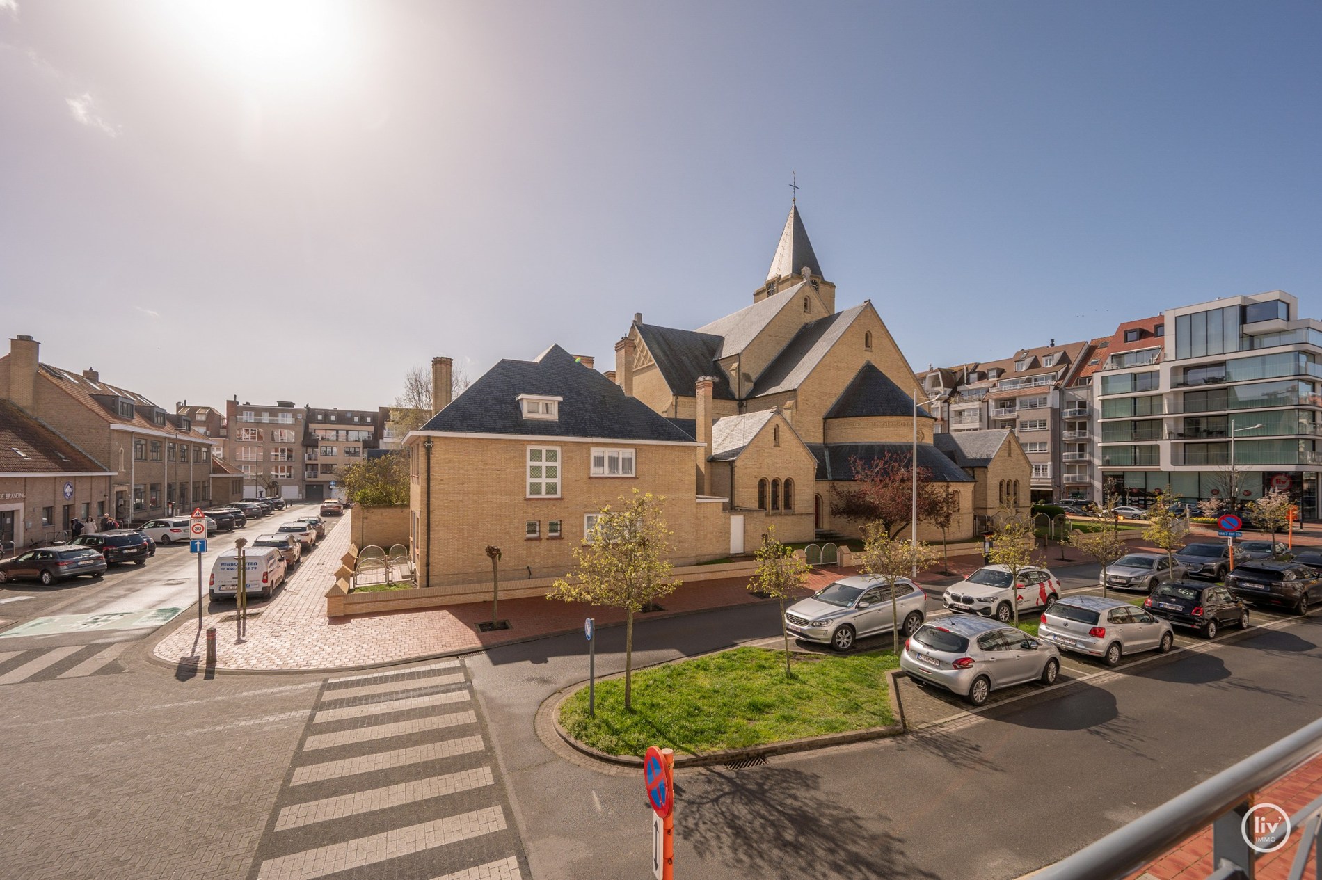Zonnig HOEKappartement gelegen op de Van bunnenlaan met zicht op de Heilighart kerk te Knokke. 