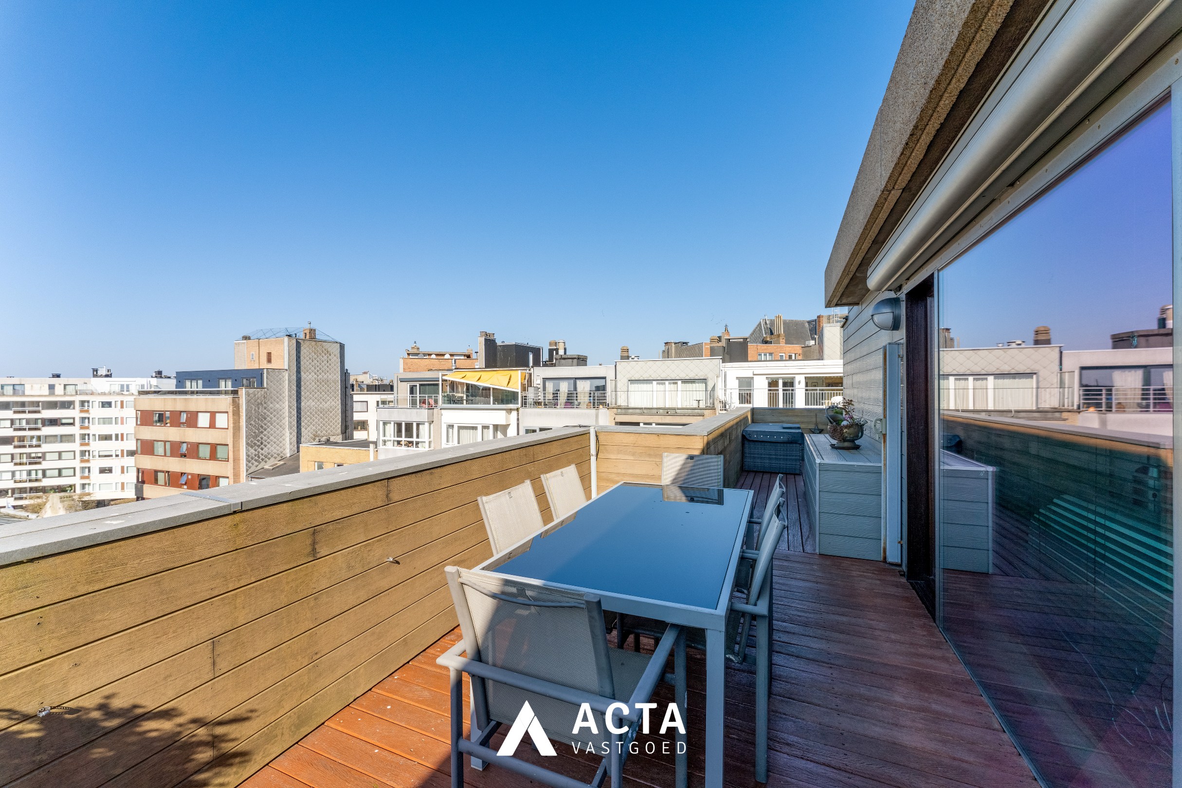 Luxueus dakappartement met 3 slaapkamers en panoramische terrassen in hartje Oostende 