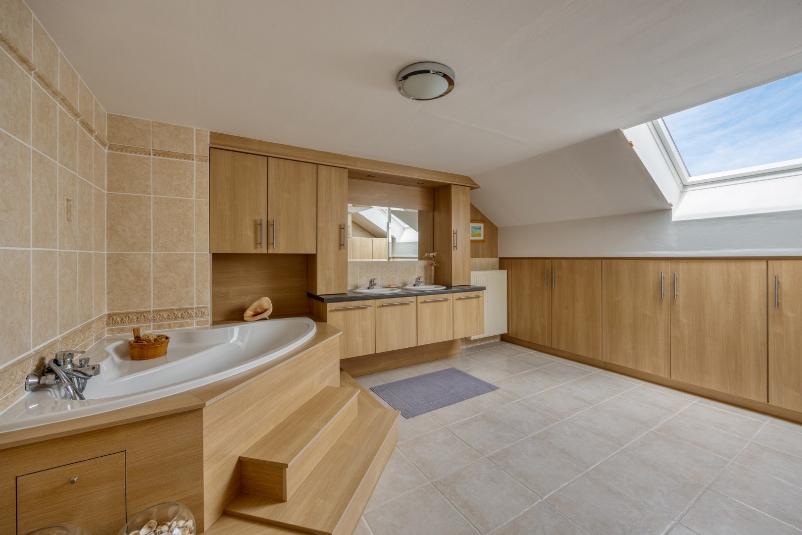 Badkamer met hoekbad en dubbele lavabo