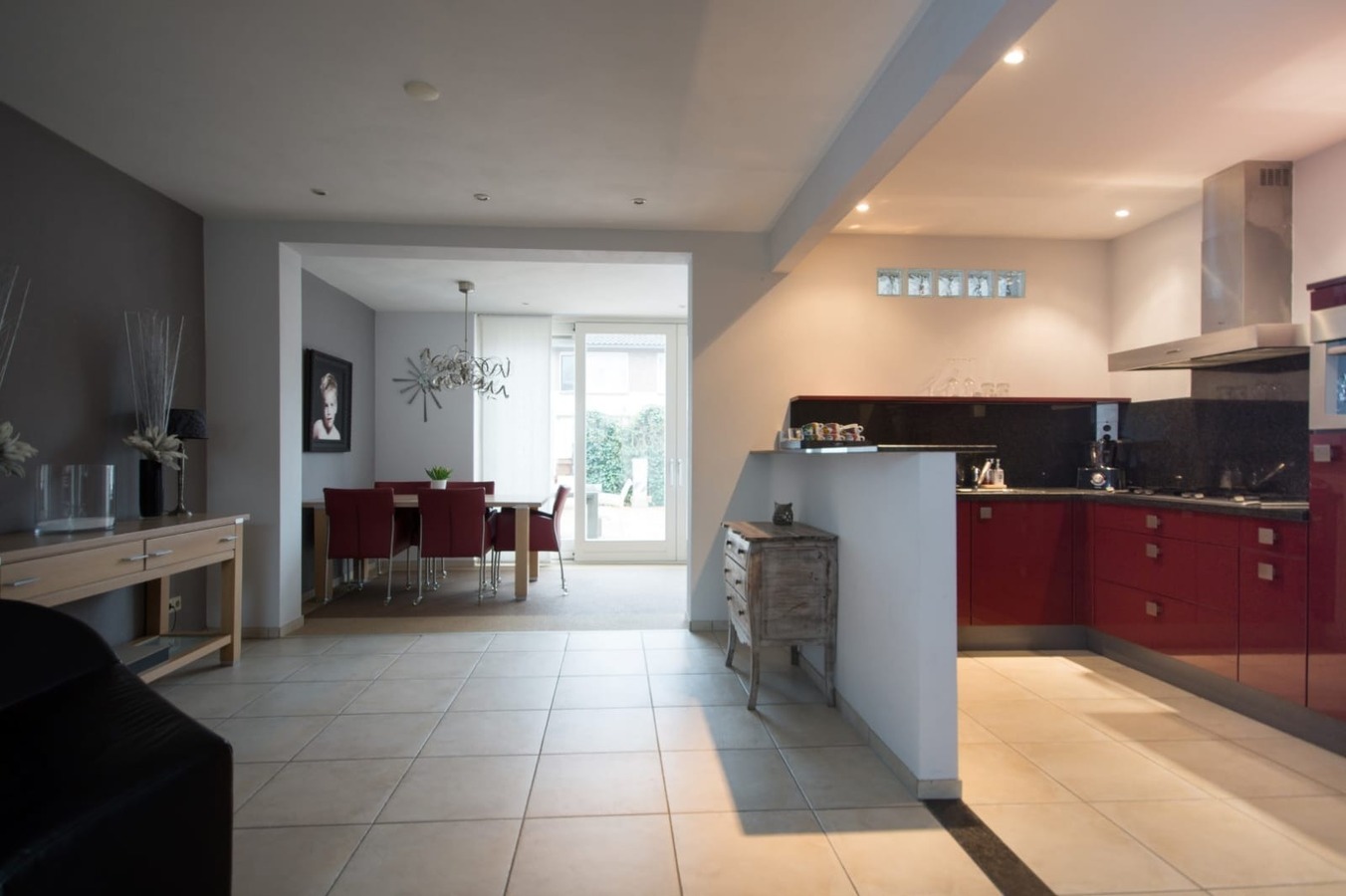 Sfeervolle en gunstig gesitueerde tweekapper met garage, berging en vrije achterom gelegen op 221 M². Deze woning ligt op loopafstand van het centrum van Hilvarenbeek. 