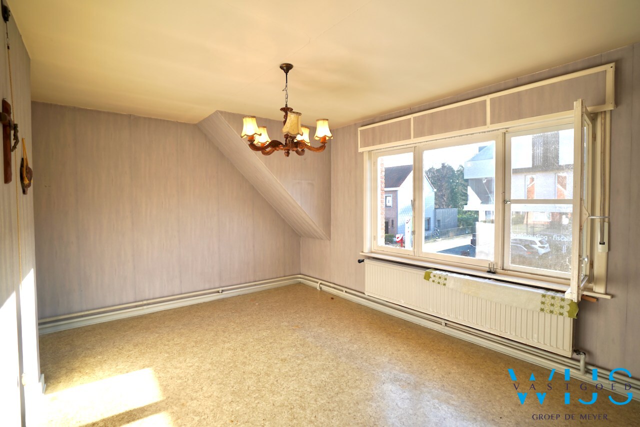 Halfopen bebouwing met vernieuwd dak en topligging in hartje Evergem ! 