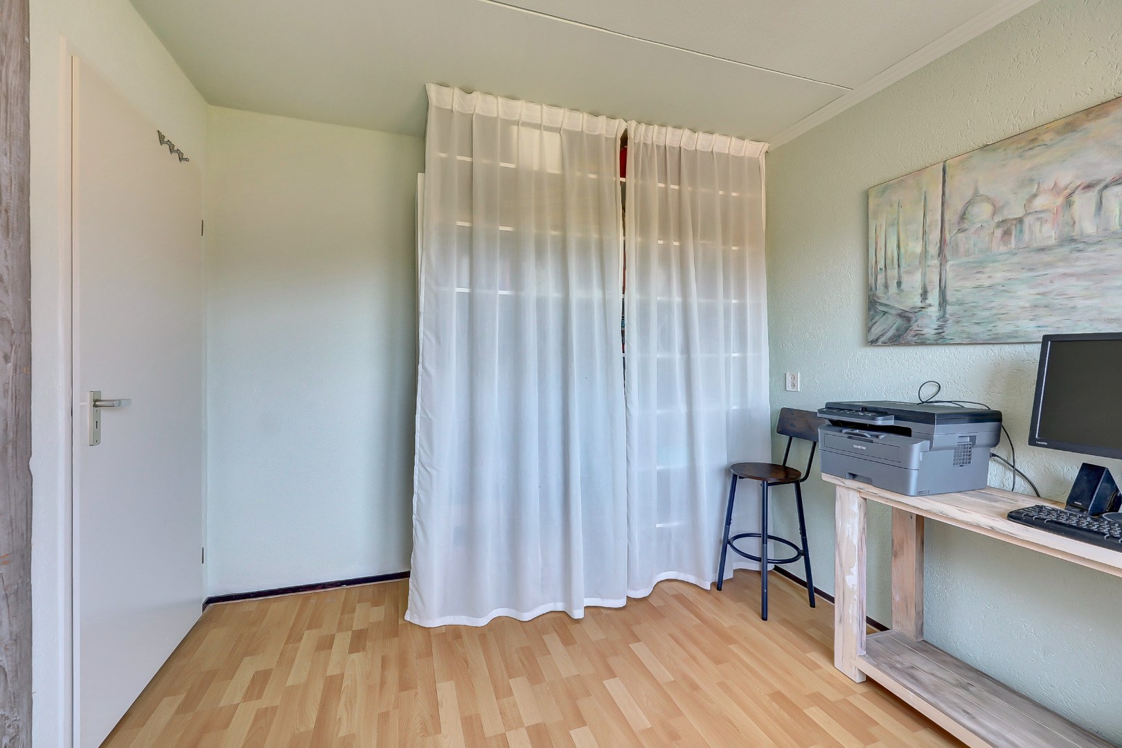 Goed onderhouden geschakelde  5-kamer woning, instapklaar, parkeerplaats, berging, zonnige tuin en gelegen in de zeer kindvriendelijke wijk Ommoord. 
