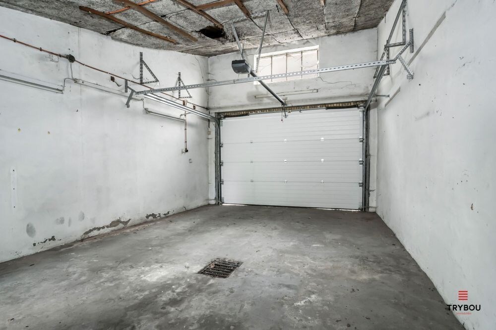 Uniek Handelspand met woonst op de Grote markt van Diksmuide. 