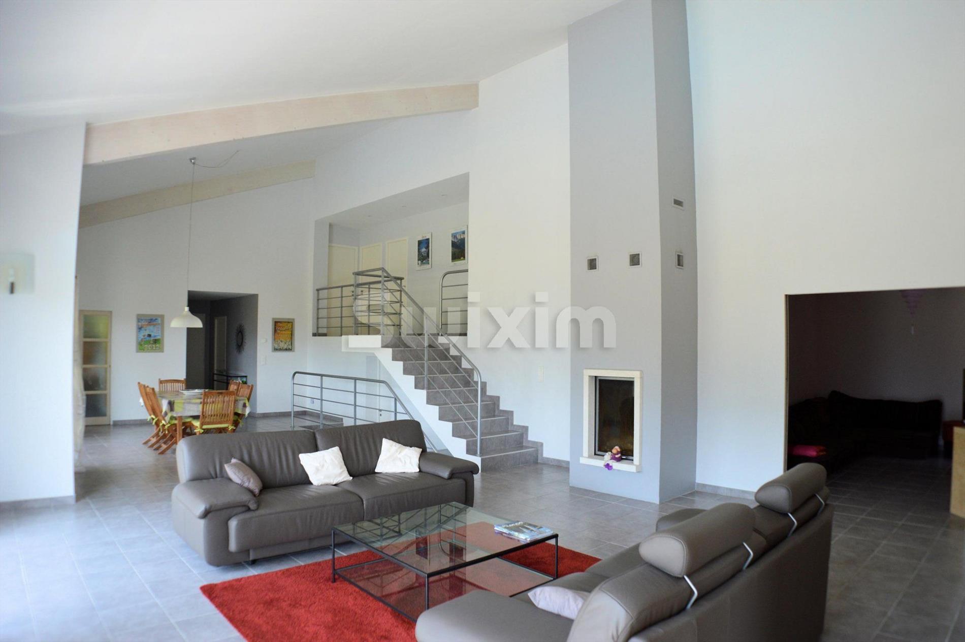 Eigentijdse villa omringd door wijngaarden 